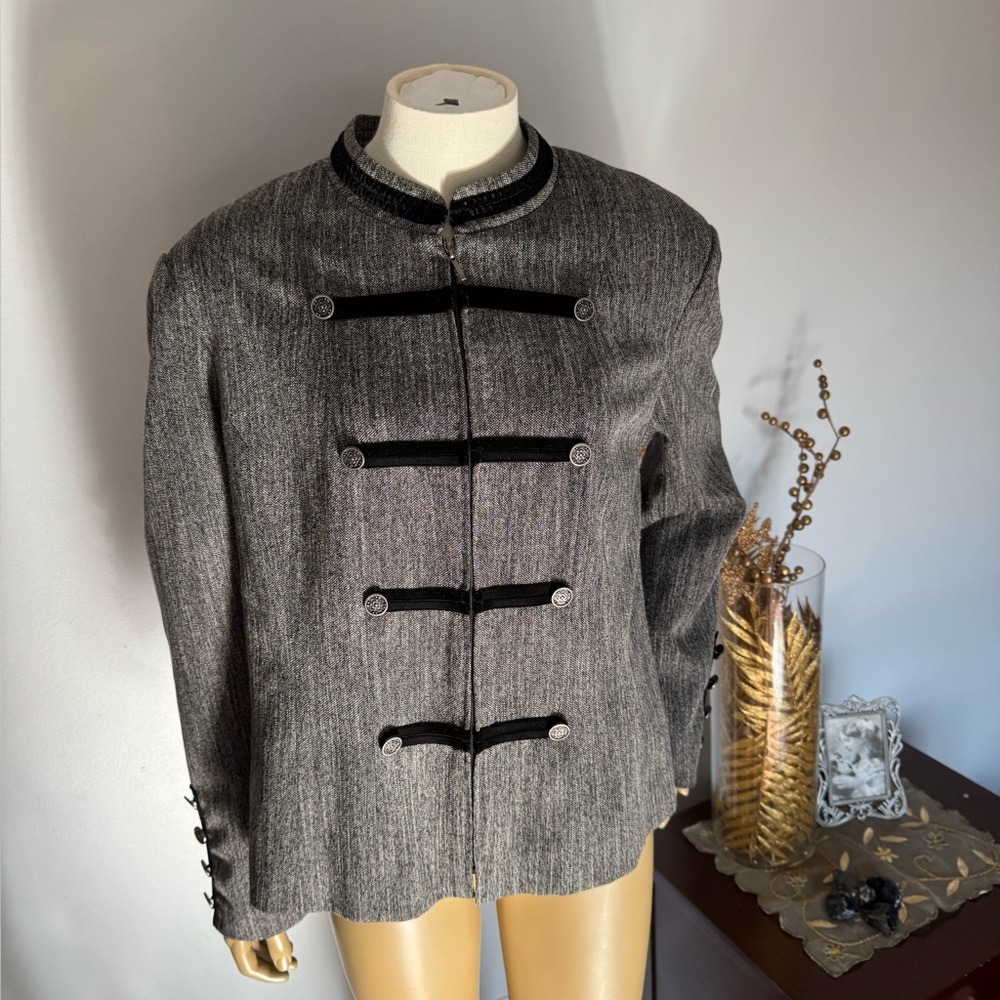 Conrad C Women's Military-Style Jacket with gorgeous buttons. Ptp 23”length22.5” - Picture 3 of 14